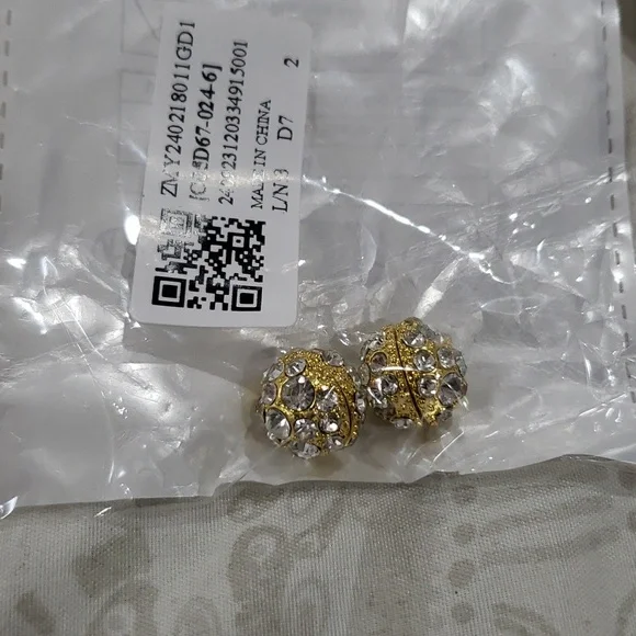 Magnet Earrings - Picture 2 of 4